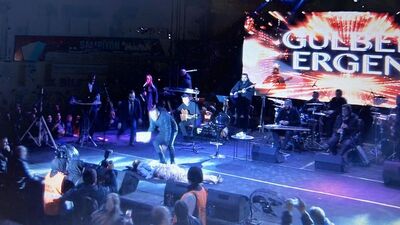 Gülben Ergen sahnede düştü