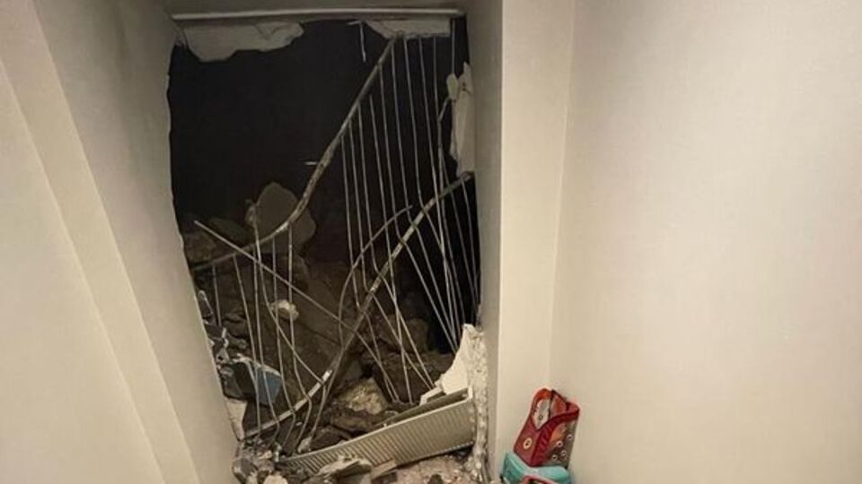 Kopan kaya parçası duvarı yıktı