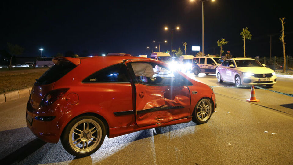 Otomobil ile motosiklet çarpıştı: 1 ölü, 2 yaralı