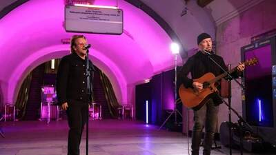 U2 Kiev metrosunda 'özgürlük' konseri verdi