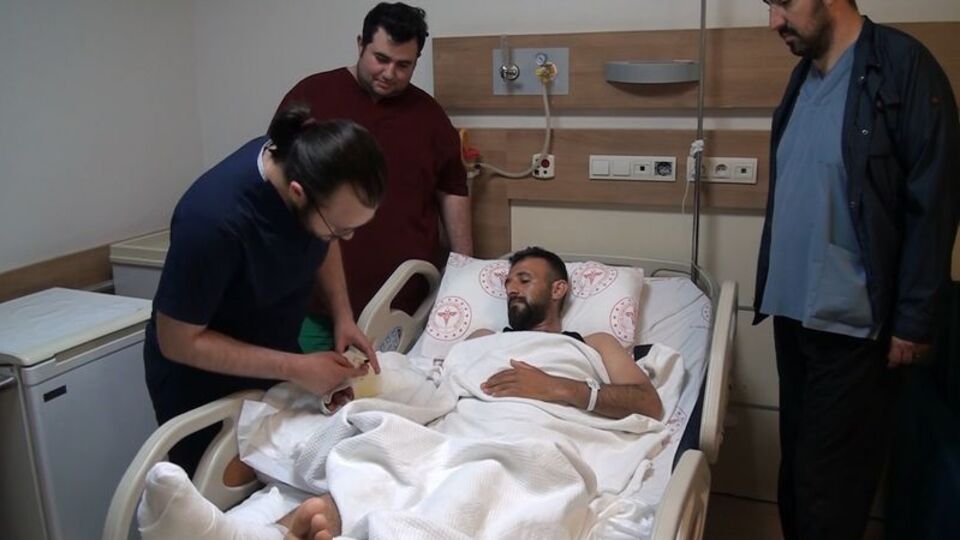 Baş parmağı kopan işçiye ayak parmağı nakledildi