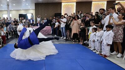 Düğünde beklenmedik anlar! Gelin damadı yerden yere vurdu