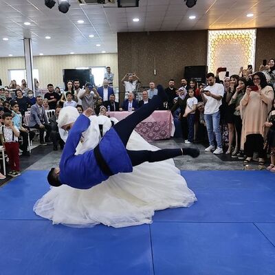 Düğünde beklenmedik anlar! Gelin damadı yerden yere vurdu