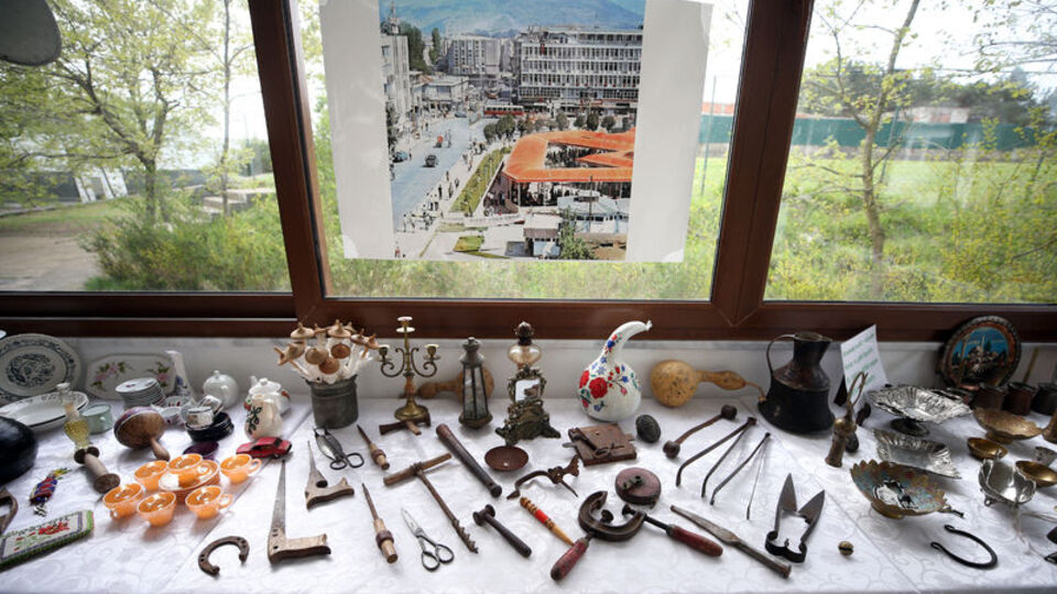 Antika tutkunu öğretmen zamanda yolculuğa çıkarıyor