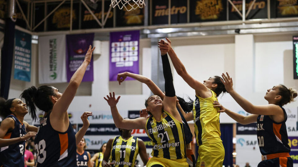 Fenerbahçe Safiport 1-0 öne geçti