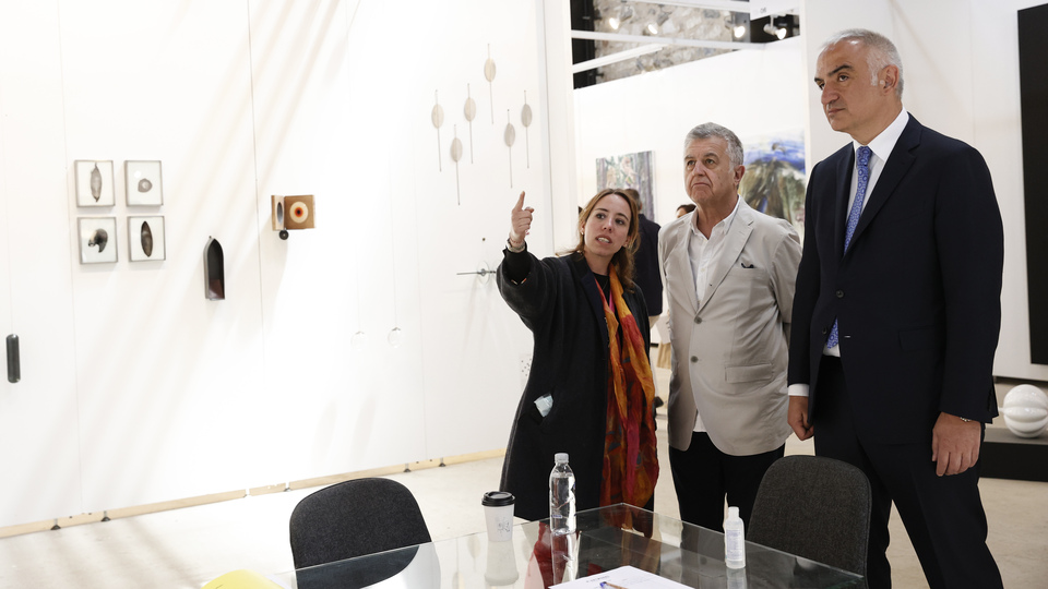 Ön izleme sergisini gezdi