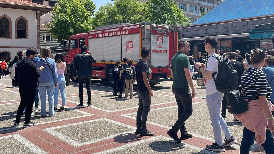 Korkutan olay! Mağazanın tavanı çöktü