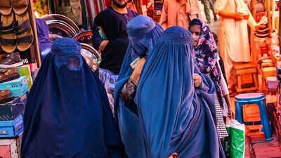 Afganistan'da burka zorunluluğu: 'Kadın olmak bir suç gibi'