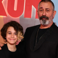 Babasıyla kırmızı halıda