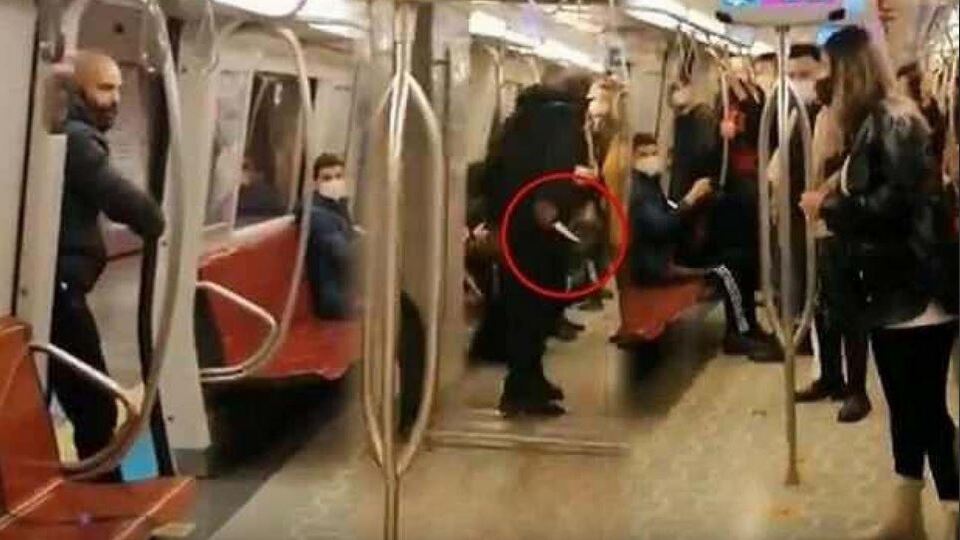 Metroda kadınlara bıçak çekmişti! Kendisini savundu!