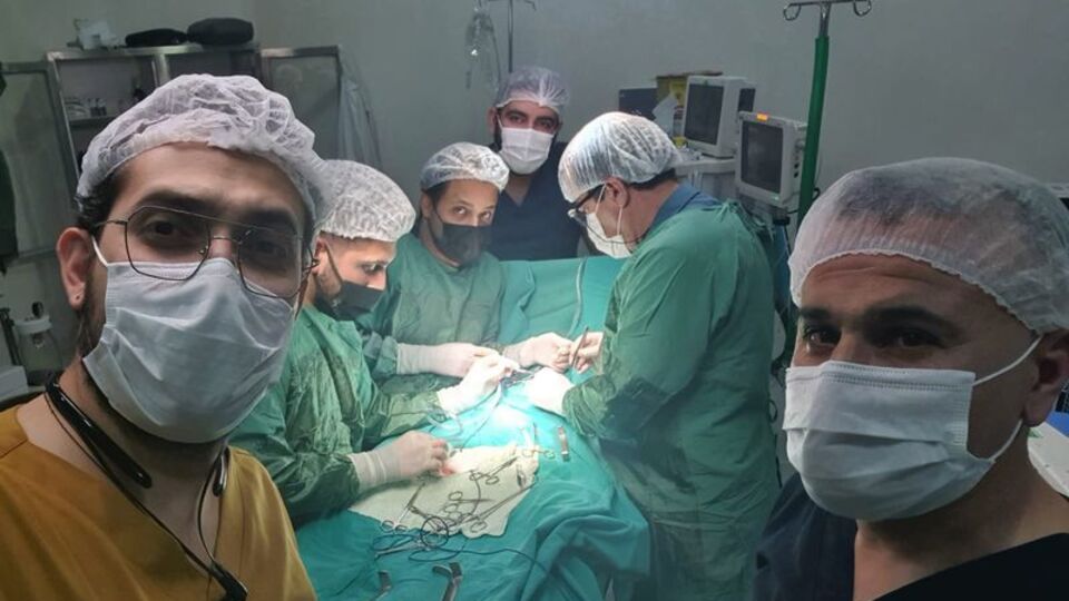 Bağırsakları dışarıda doğan bebeğe 7'nci saatte ameliyat