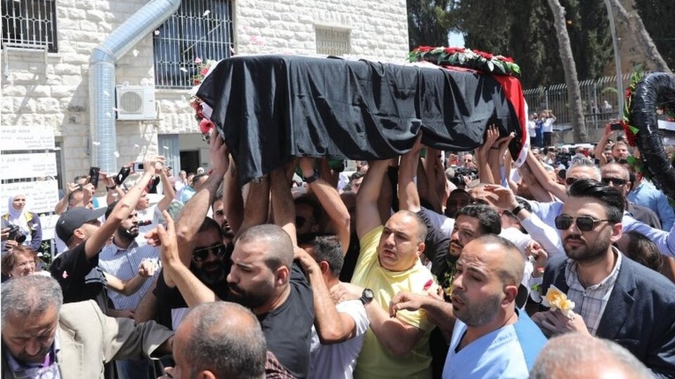 Al Jazeera muhabiri Şirin ebu Akile'nin Doğu Kudüs'deki cenaze törenine binler katıldı