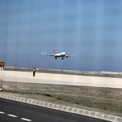 İlk uçak iniş yaptı