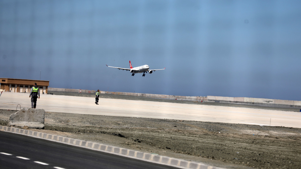 İlk uçak iniş yaptı