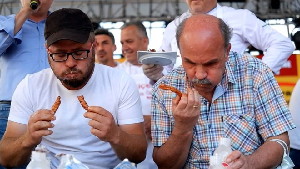Gözyaşları içinde 92 acı biber yedi