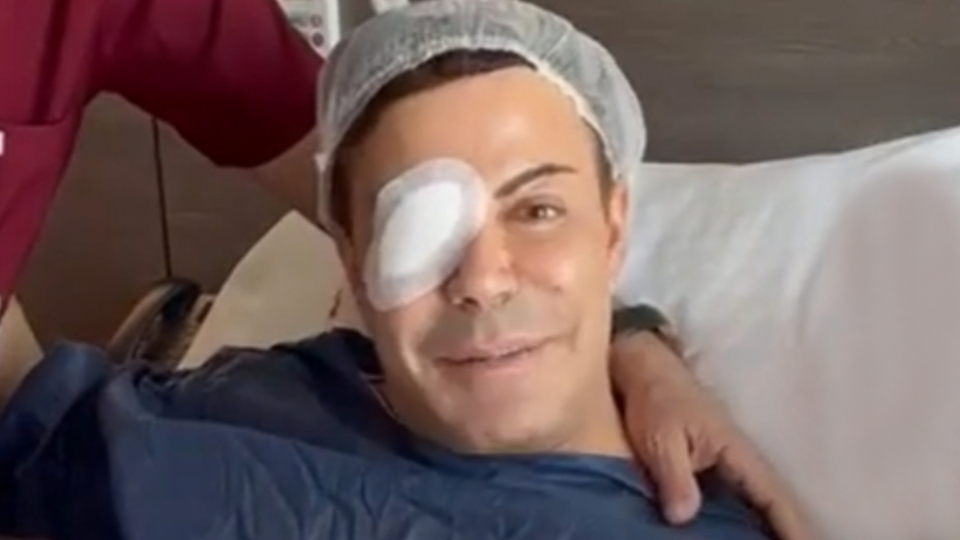 Gözünden ameliyat oldu