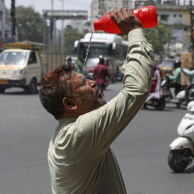 Hindistan'da rekor sıcaklık: Termometreler 49'u gösterdi!