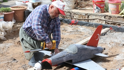 Çocukluk hayalini maketlerle gideriyor