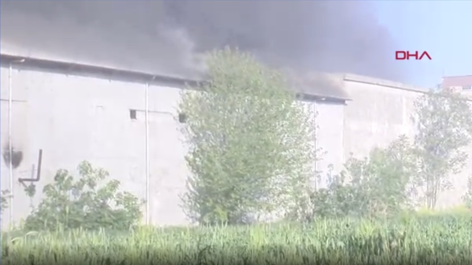 Arnavutköy'de fabrikada yangın!
