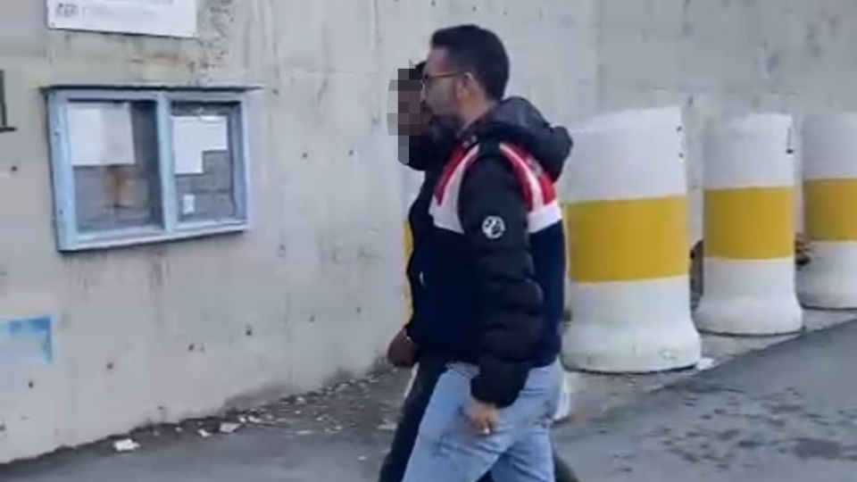 Kaçak göçmenleri rehin alıp fidye istedi!