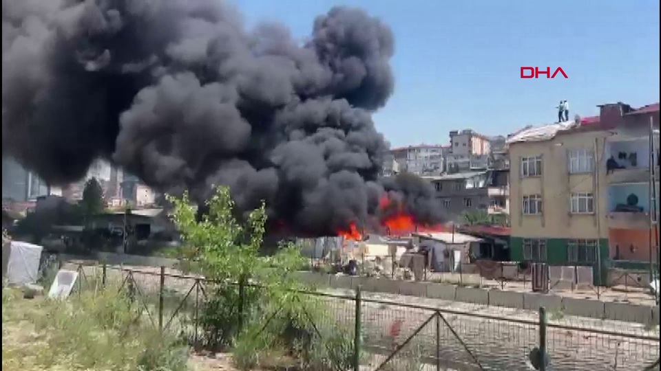 Ataşehir'de feci yangın! Alev topuna döndü