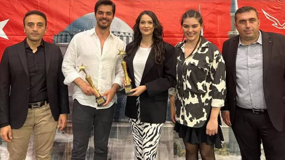 Fransa'dan ödül geldi Ünlü oyuncuya Fransa'dan ödül geldi