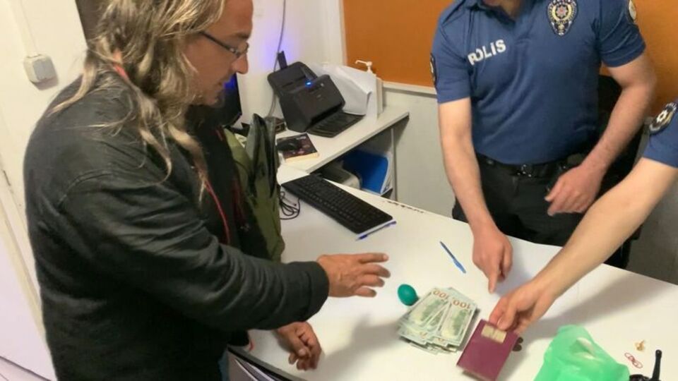 Şüpheli çantadan 10 bin 200 dolar çıktı