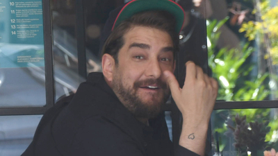 "Göbeğimi çekersiniz diye denize giremiyorum"