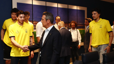 Gençlerden Ali Koç'a kupalı ziyaret