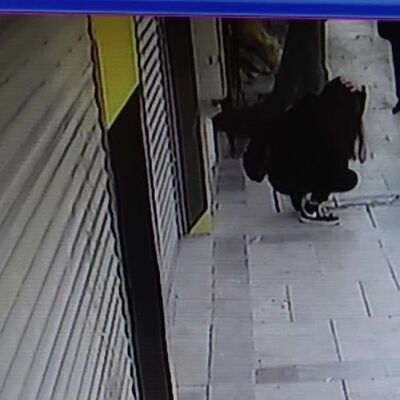 Kaldırımda yürüyordu! Kanlar içinde kaldı!