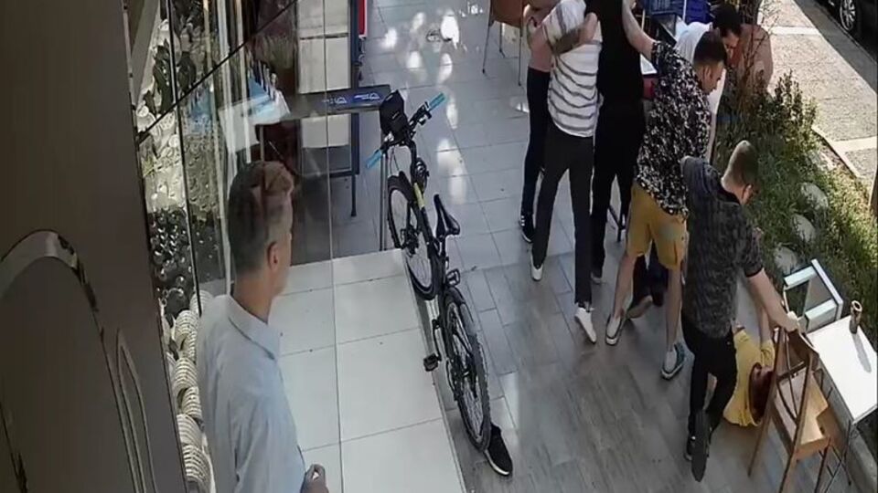 Köprücük kemiğini kırdılar! Doktora feci darp!