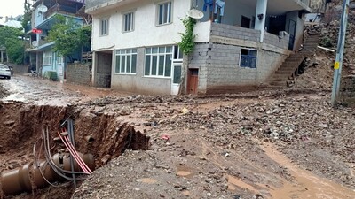 Kayseri'yi şiddetli yağış vurdu! Yollarda çökme meydana geldi