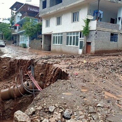 Kayseri'yi şiddetli yağış vurdu! Yollarda çökme meydana geldi