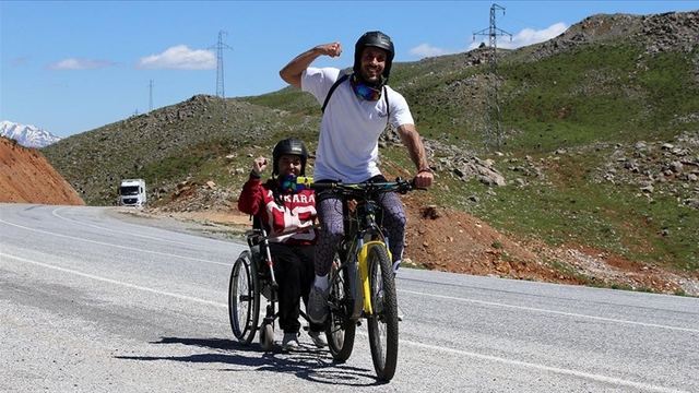 Bisikletle engelli komşusunun hayalini gerçekleştirdi