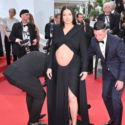 Karnı burnunda kırmızı halıda!