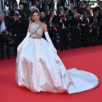 Kırmızı halıda tüm bakışları üzerine topladı