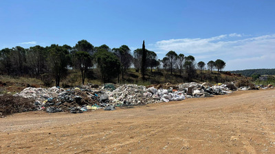 İnanılmaz görüntü! Yangından kalan hafriyatı ormana döktüler