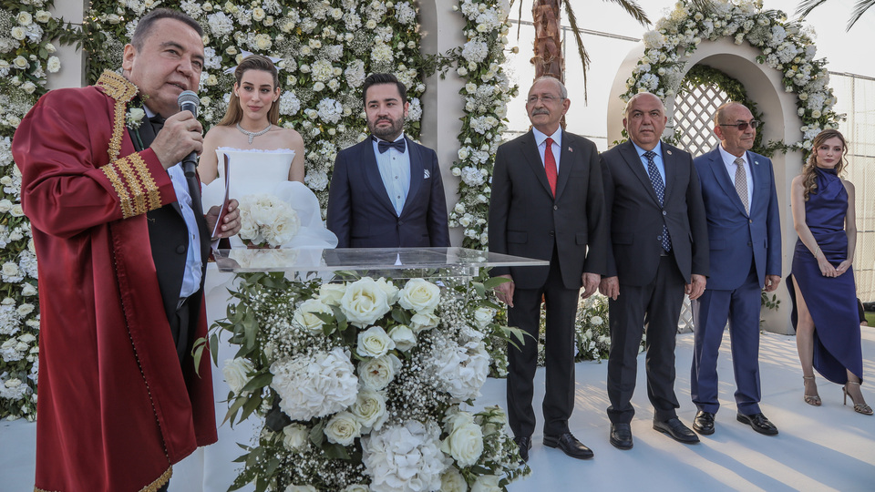 CHP lideri, Başkan Böcek'in oğlunun nikah şahidi oldu