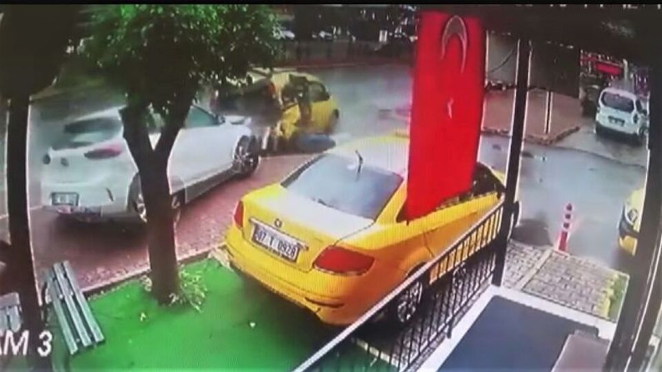 Taksiyi temizliyordu! Yaşam savaşı veriyor
