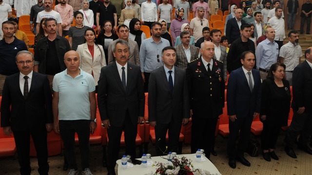 Batman Üniversitesinde 19 Mayıs Atatürk'ü Anma Gençlik ve Spor Bayramı kapsamında müzik ve şiir dinletisi düzenlendi