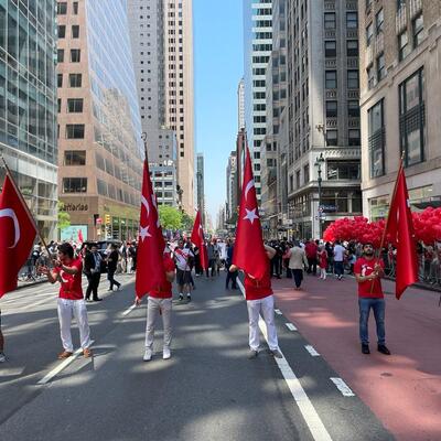 Manhattan kırmızı beyaza boyandı