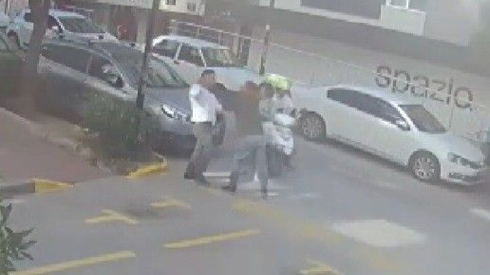 Kadına şiddete taksici müdahale etti!