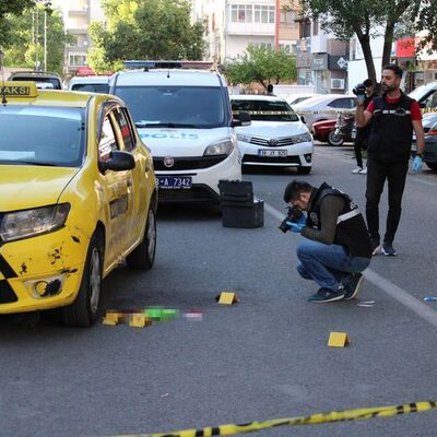 Taksicinin önünü kesip, infaz etti!