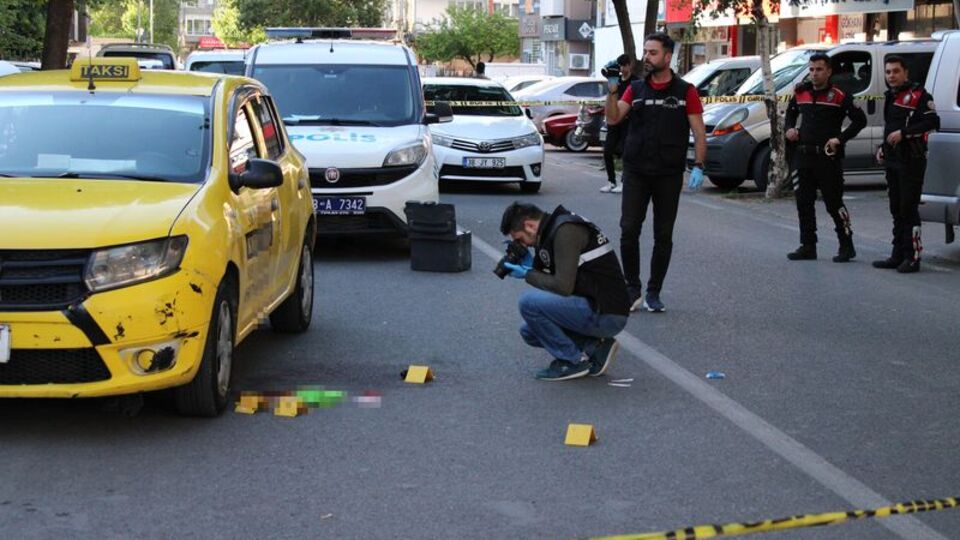 Taksicinin önünü kesip, infaz etti!