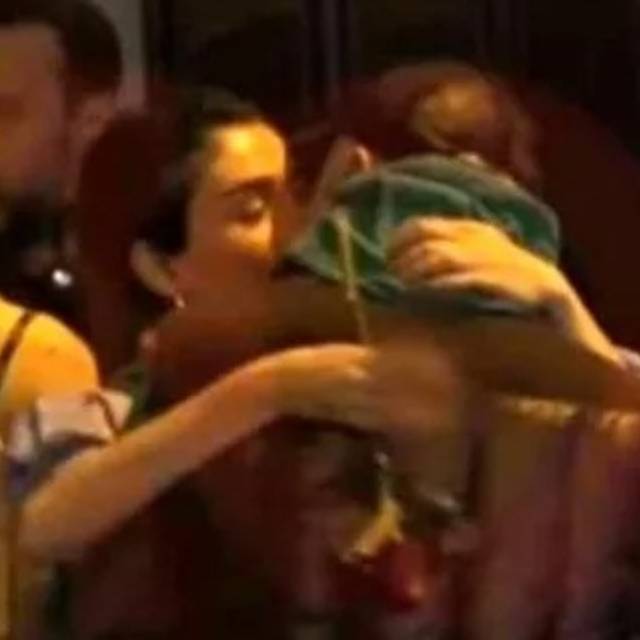 Birbirlerini öpücüklere boğdular!