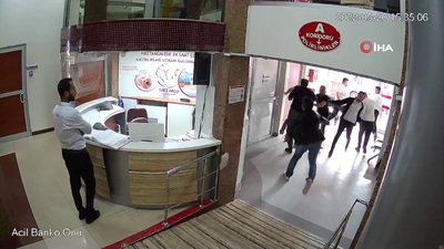 Hastanede bıçaklı saldırı! Kızını darbetti, görevliyi yaraladı