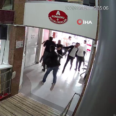 Hastanede bıçaklı saldırı! Kızını darbetti, görevliyi yaraladı