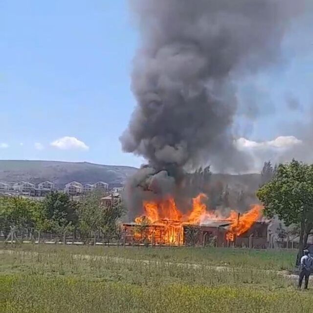 Ankara'da ahşap ev alevlere teslim oldu