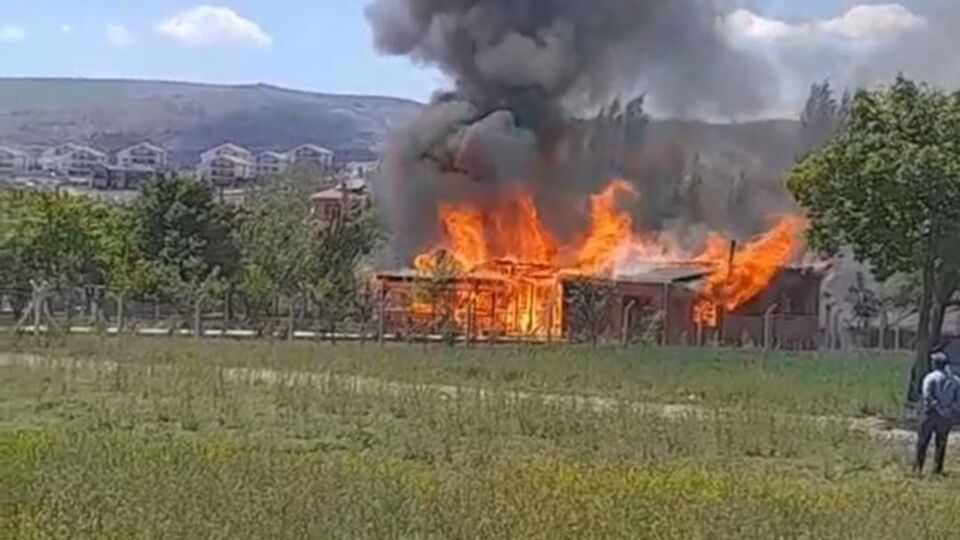 Ankara'da ahşap ev alevlere teslim oldu