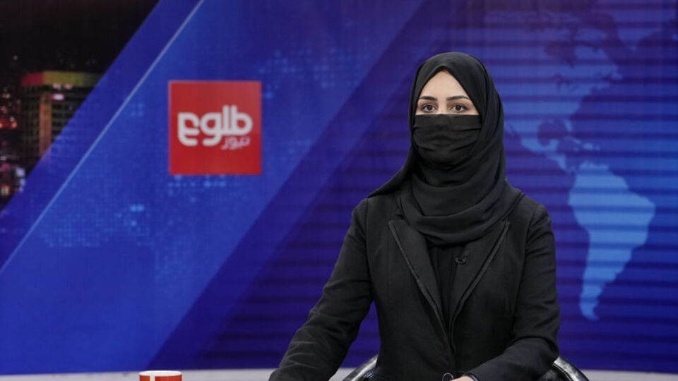 Taliban yasakladı: Kadın spikerler yüzlerini örttü